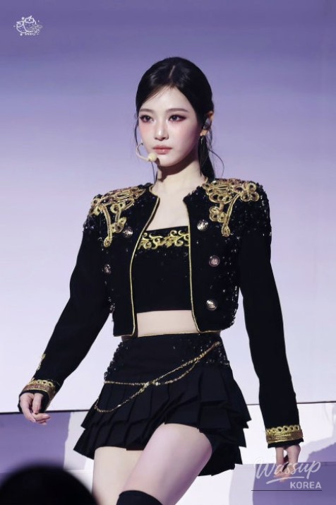 Black outfit makeup emphasizing clear skin and refined light