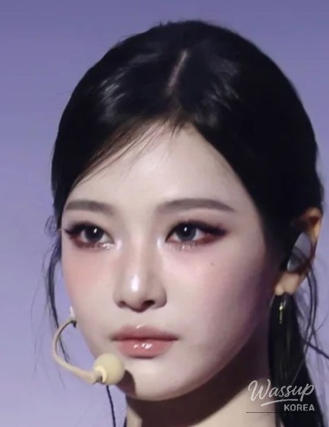 Cool-toned base makeup preventing dullness in monochrome looks