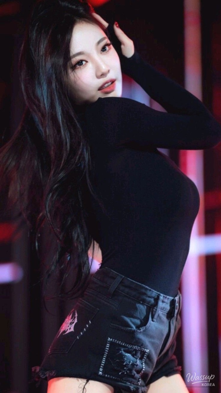 Soft gloss and cool base enhancing facial presence