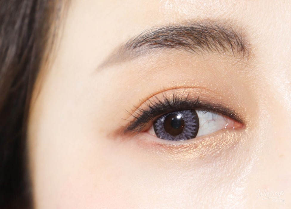 Elegant daily eye look with subtle light reflection