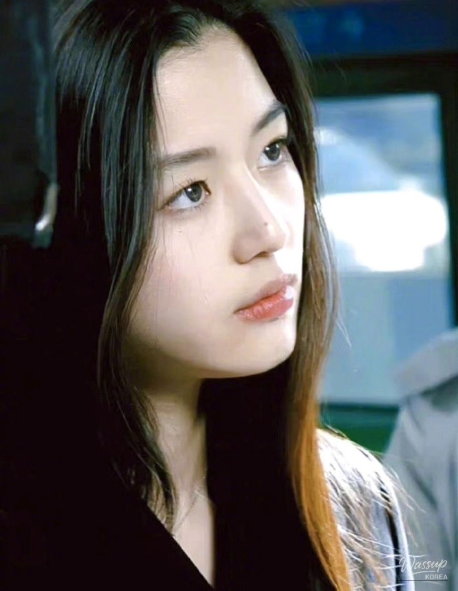 Quiet elegance expressed through minimal makeup