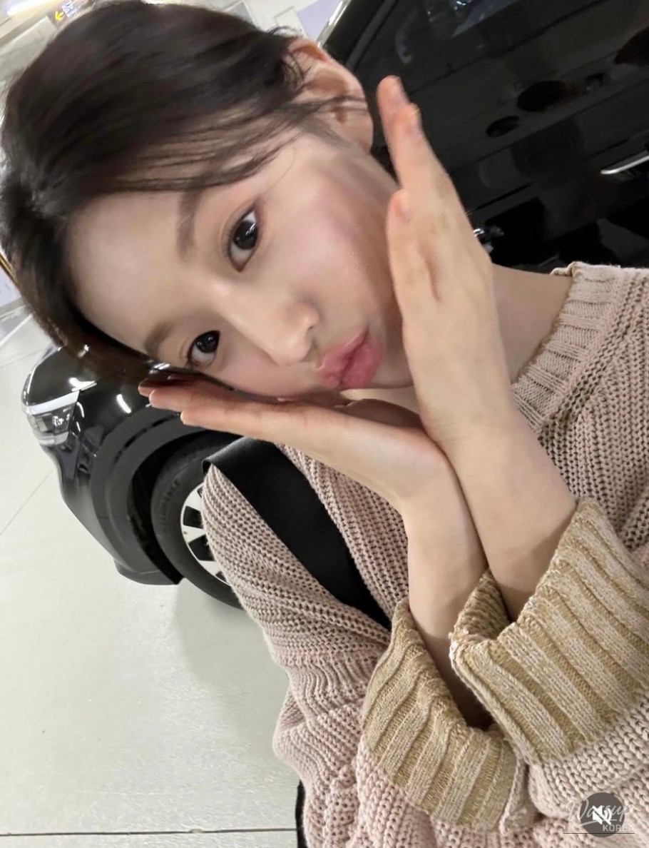 Soft makeup emphasizing transparency and balanced facial spacing