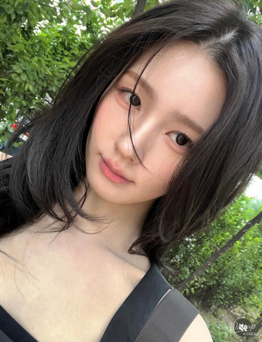 Natural beauty achieved through reduced makeup layers