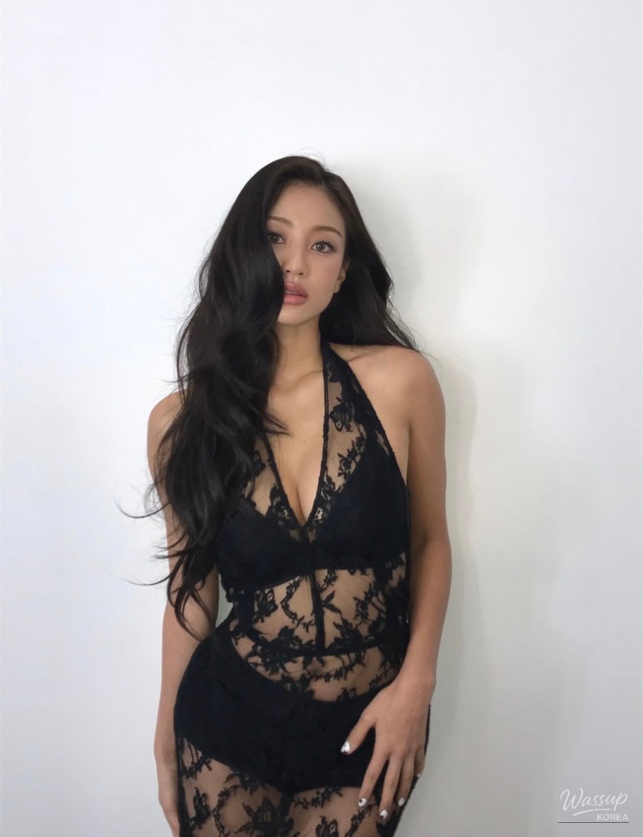 Natural healthy glow on Jihyo’s face without heavy makeup