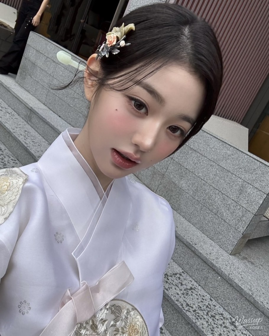 Elegant hanbok styling emphasizing simplicity and grace