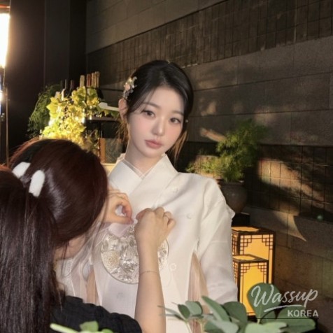 Minimal eye makeup with fine pearl reflection and dewy coral lips