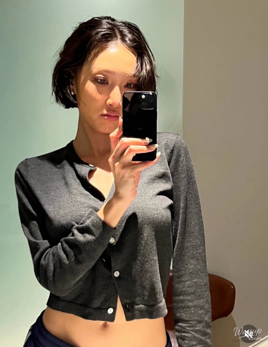 Navy polka dot halter neck dress emphasizing Hwasa’s healthy and confident glamour