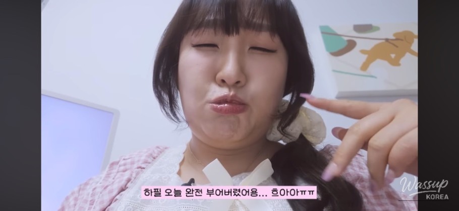 Comedic character Ddu-ji preparing makeup in front of a mirror