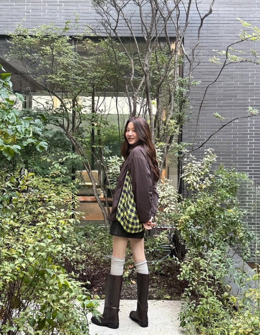 Illustration of blush applied slightly below the cheekbones along a natural angle