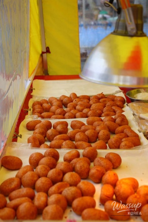 The exterior storefront of the popular Bae꼽 Bakery
