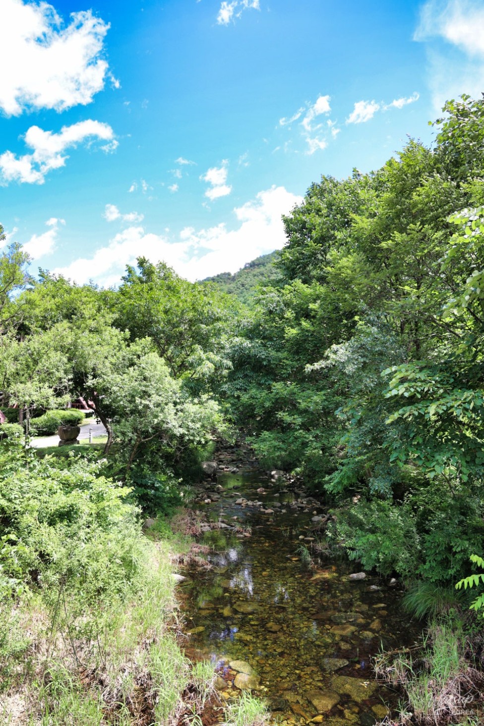 Outdoor bench area for rest along the trail