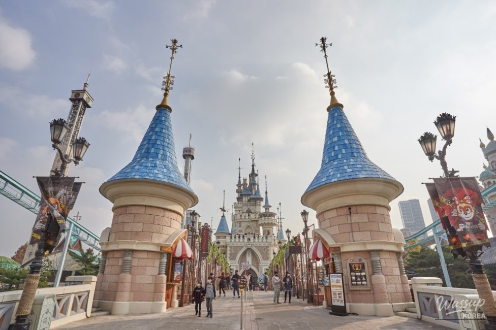Wheelchair accessible monorail station and boarding area at Lotte World Adventure