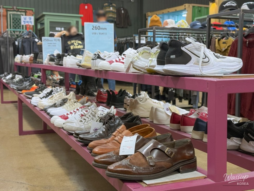 Colorful children's clothing section at a Siksa-dong store