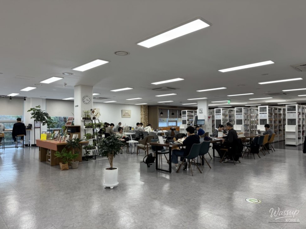 Unmanned book return kiosk for after-hours service