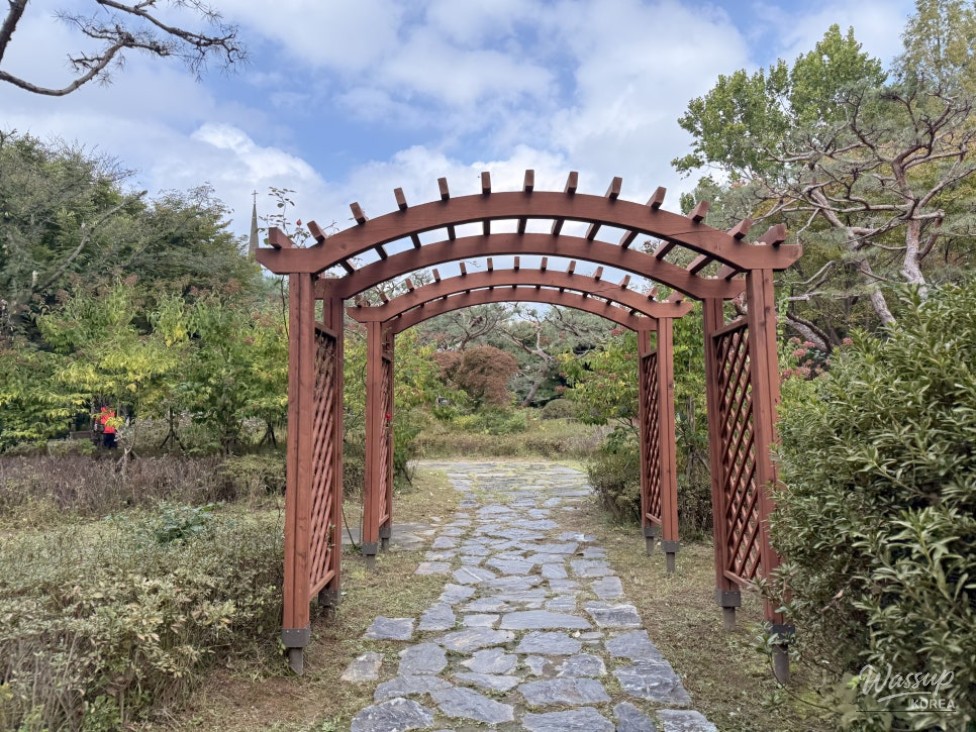 Leg stretch equipment in the park's wellness zone