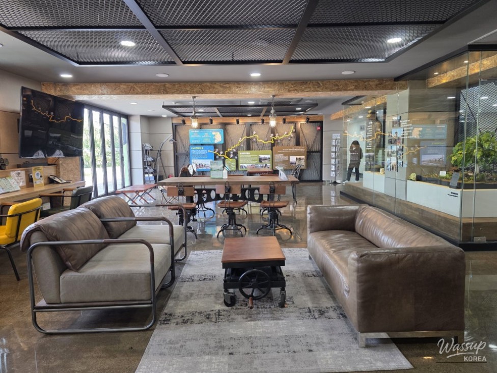 A photo zone at the entrance of Nadeul Raon featuring barbed wire and security signs