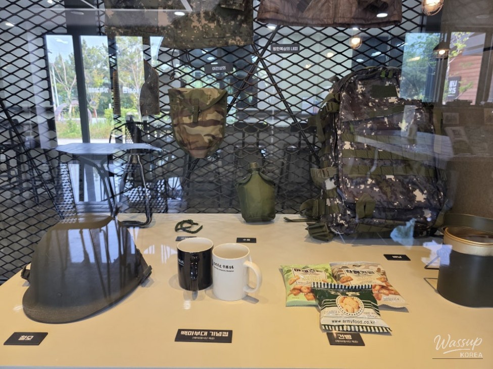 Exhibition of old military canteens and hats from the Han River guard unit