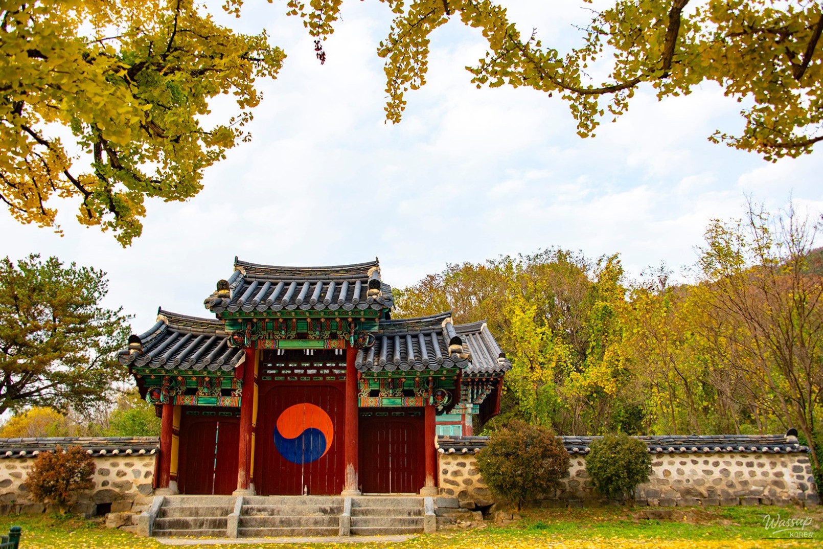 The Taegeuk pattern on the entrance gate of the shrine