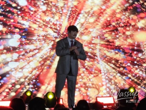 Fantastic scene of KCM interacting with his fans during the song