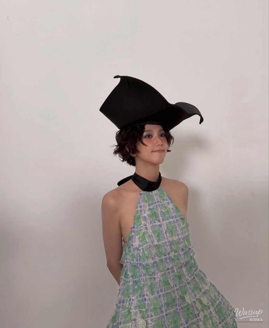 Jisoo French bob look with bangs creating a refined and sophisticated atmosphere