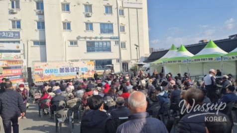 Cultural performance on the main stage of the Bongdong Ginger Festival
