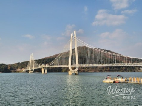 Thrilling Adventures and Serene Views at Tapjeongho Suspension Bridge_05
