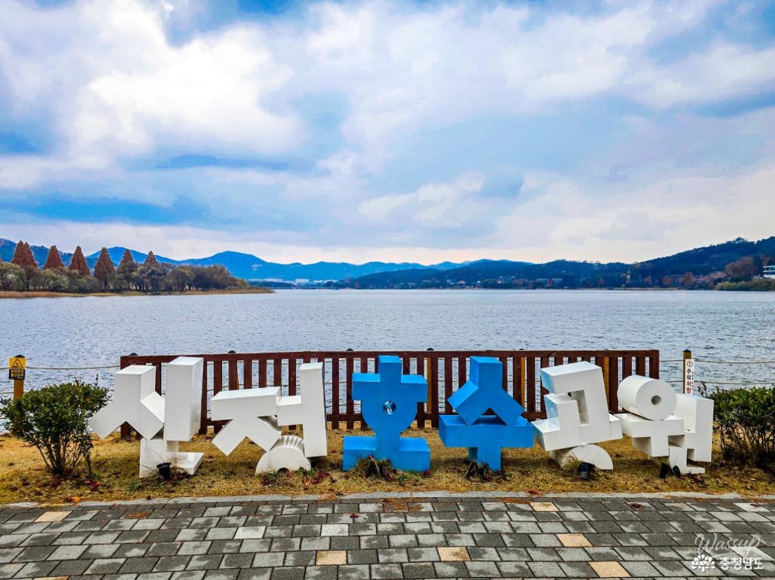 Autumn Stroll at Sinjeong Lake Park_03