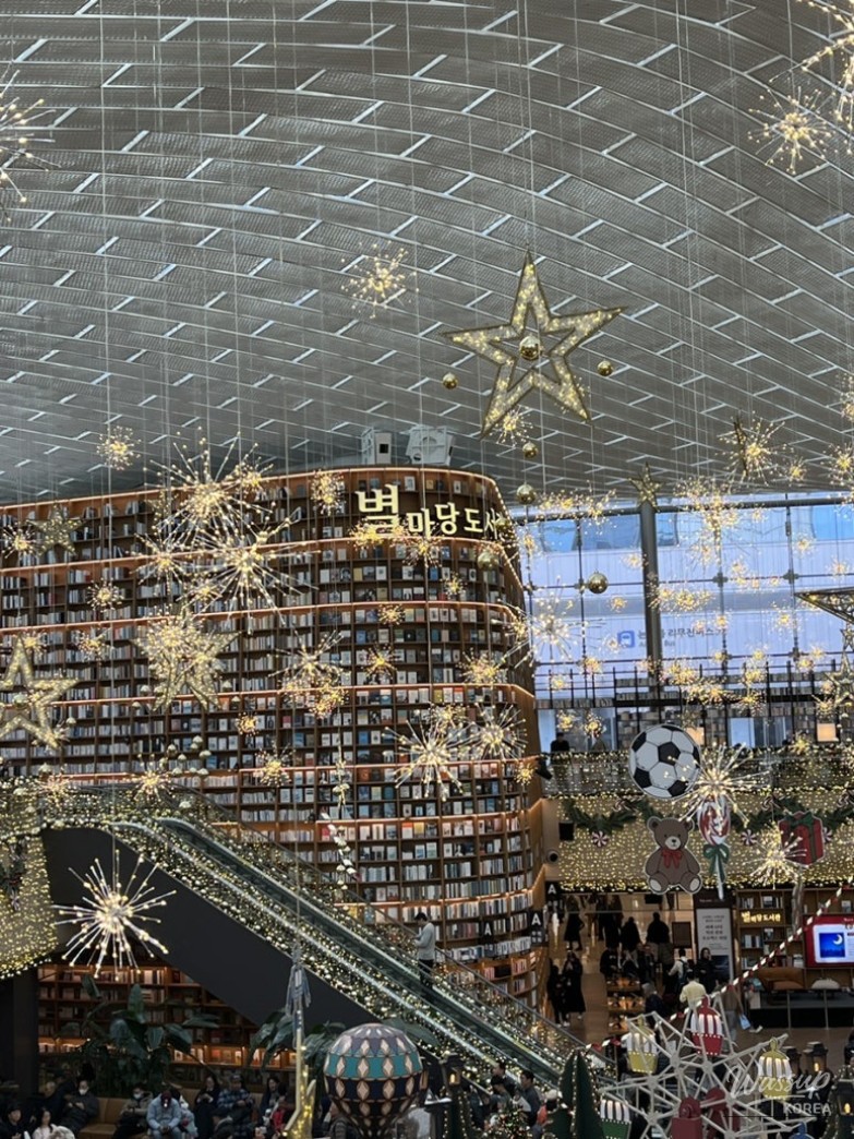 The iconic main gate of Bongeunsa Temple