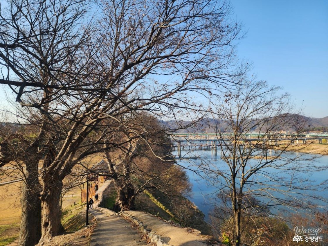 Exploring Gongju: A Journey with Friends_04