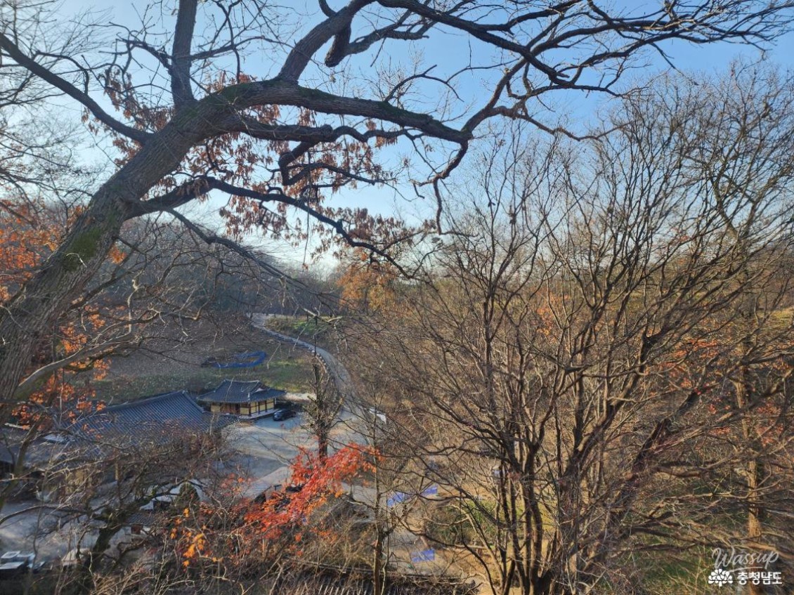 Exploring Gongju: A Journey with Friends_03