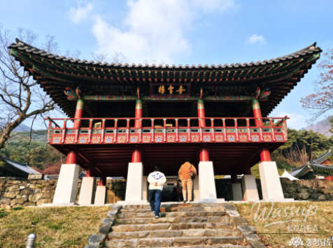 A Serene Mountain Temple at the End of Autumn_04