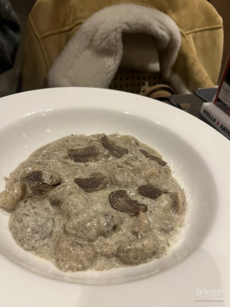 The tranquil grounds of Bongeunsa Temple at dusk