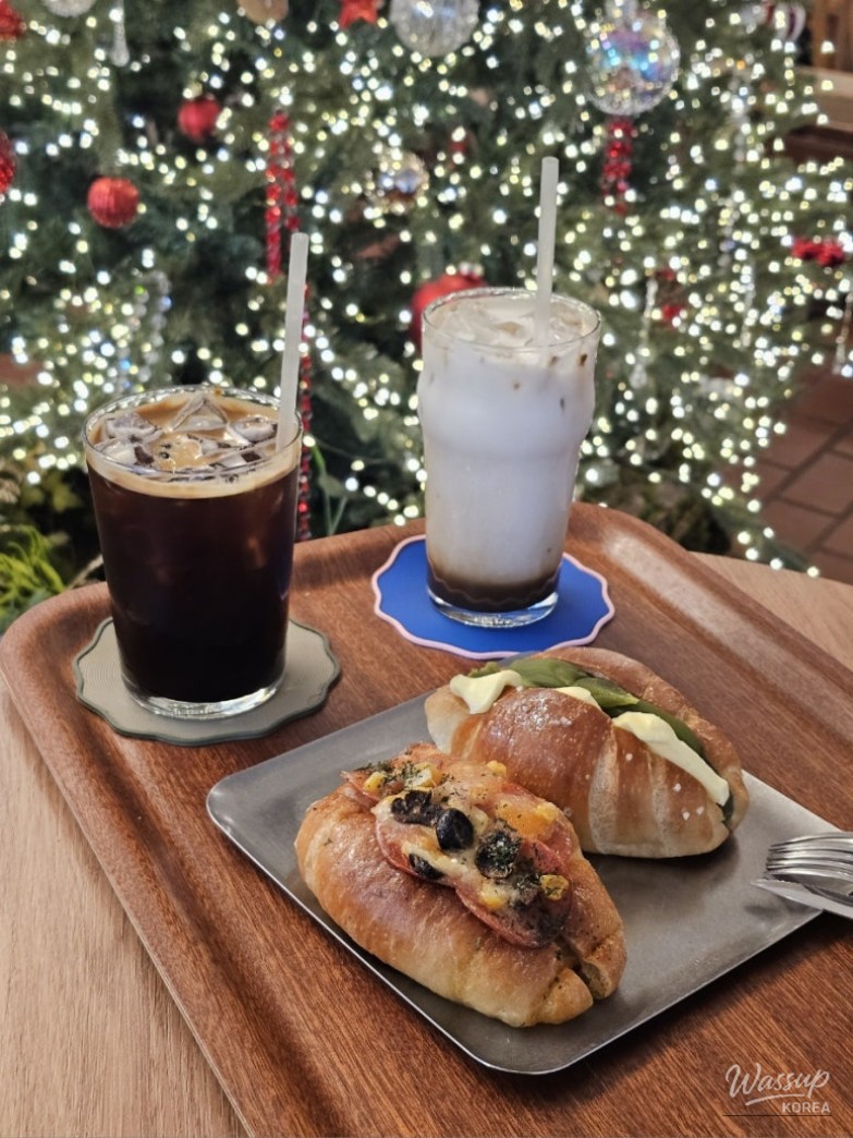 Cozy Christmas Vibes at All-Round Coffee_02