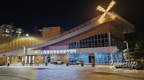 Heart-themed photo zone with floral lighting in Witgok Park