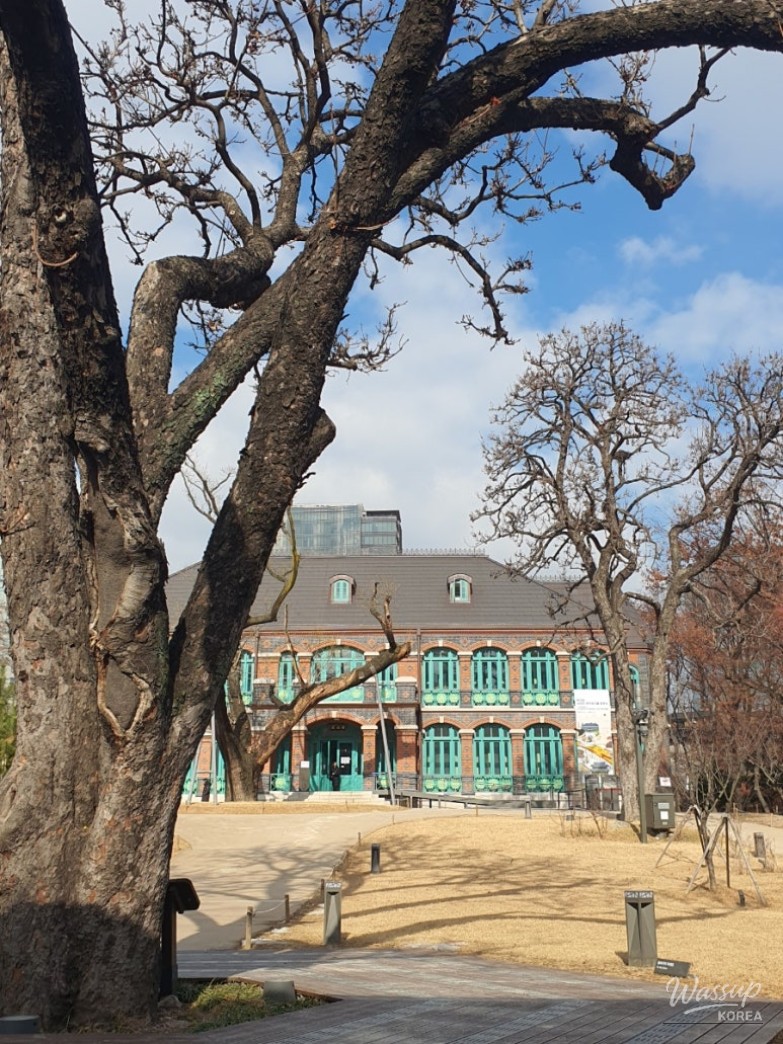 A view of Dondeokjeon's exterior reflecting a blend of modern and traditional palace elements
