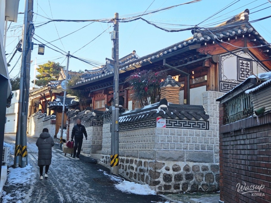 Artistic displays and unique gift items at a local Gye-dong workshop