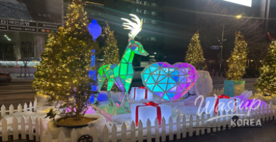 Warm golden lighting theme emphasizing unity at Cheonggyecheon festival