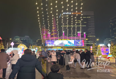 Crowds enjoying the Winter Lights festival along Cheonggyecheon at night
