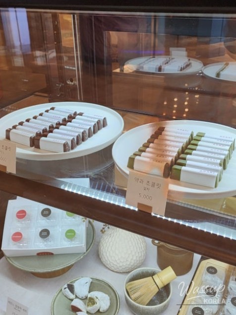 Freeze-dried traditional candy from Pasak pop-up at Lotte World Mall