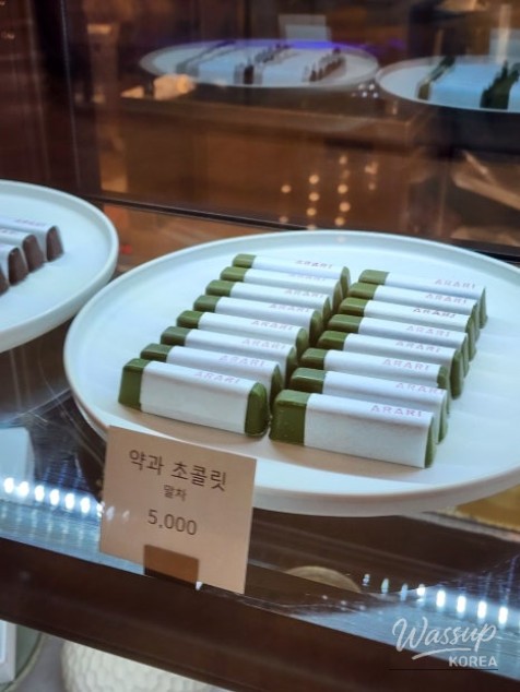 Close-up of red bean filling inside salted bungeoppang at Chaildish