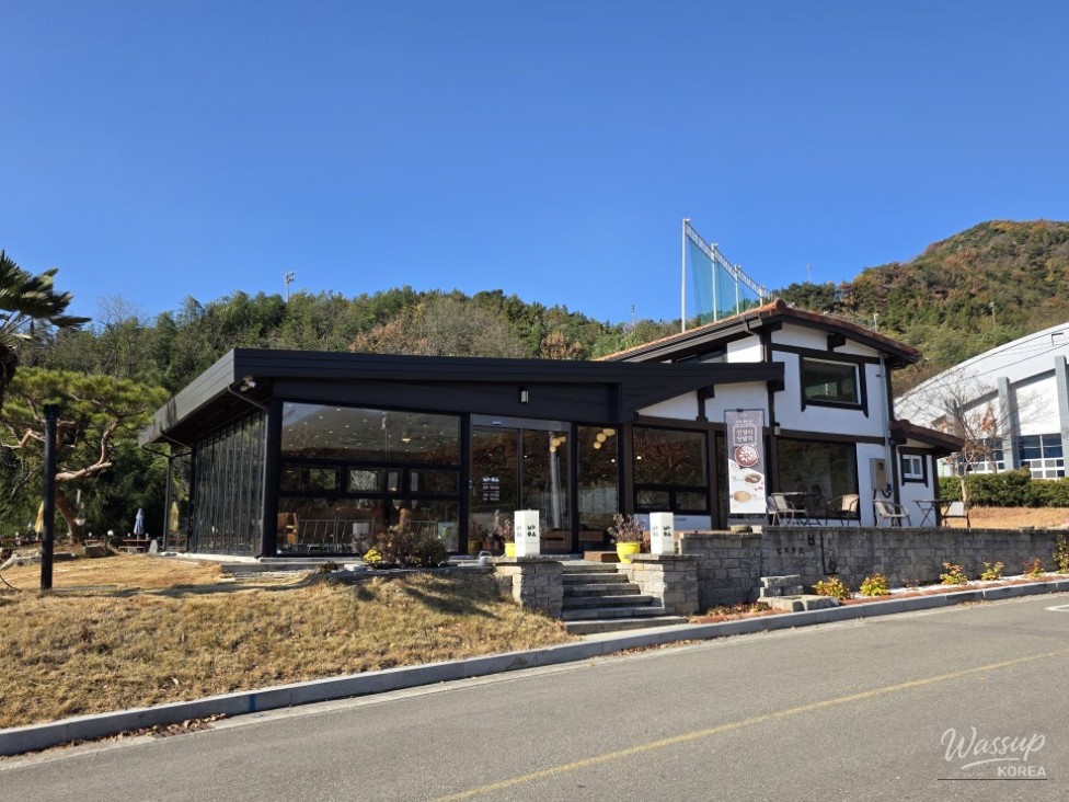 Outdoor garden and lawn area at Café Bao near Hyeongok Lake