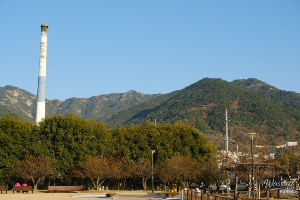 Exterior of Jin Yang Ha’s traditional thatched house in Changnyeong