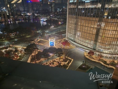 Audience applauding at the end of the SNU Symphony Orchestra concert
