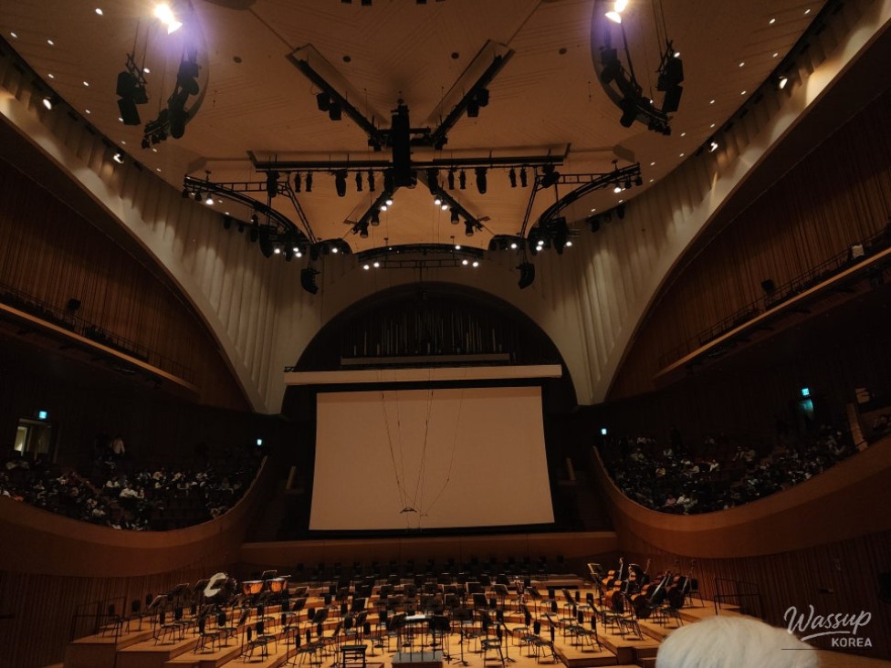 Quiet interior of Lotte Concert Hall before performers entered the stage