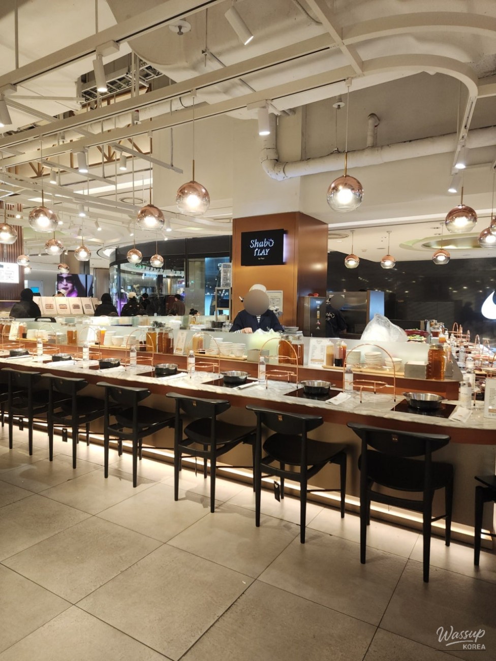 Evening atmosphere around Lotte World Mall after the concert