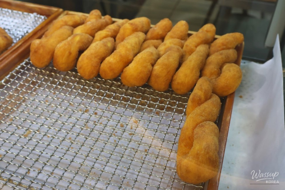 Exploring Jangheung: The Delight of Sweet Rice Doughnuts_08