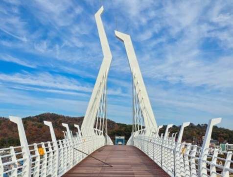 Open horizon view emphasizing the calmness of the winter sea