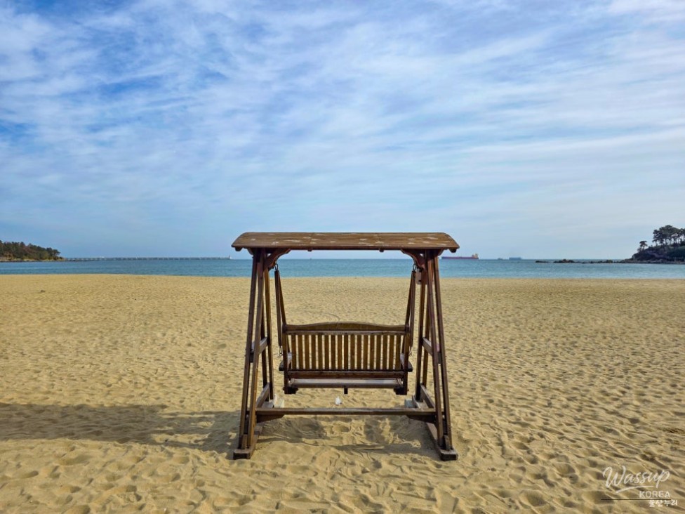 Octagonal pavilion at Jinha Beach showing a distinctive seaside landmark