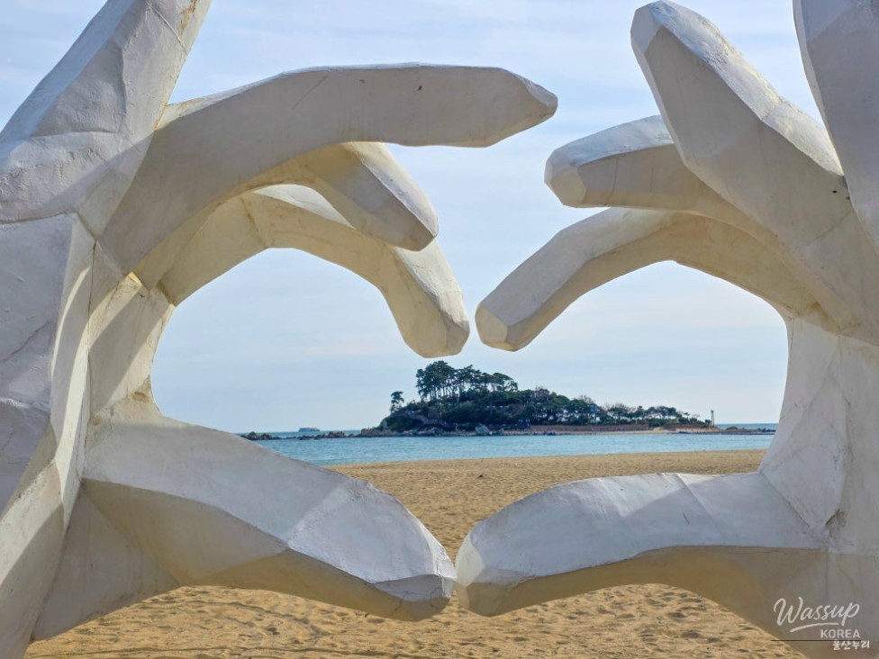 Myeongseon Bridge connecting the coast and island at Jinha Beach