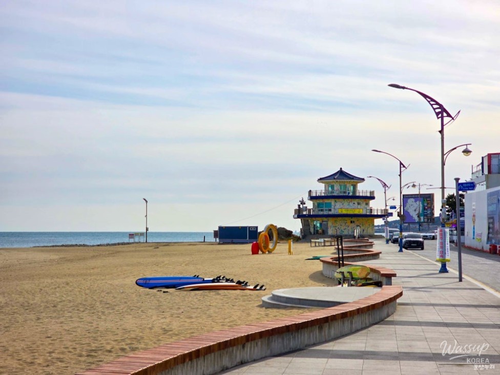 Benches and seaside rest areas encouraging a slow and relaxed visit